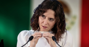 Ayuso volta a acusar Sánchez de promover o “encerramento” da sua viagem ao México e garante que Sheinbaum recebeu “encomendas de Espanha”.