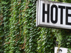 Ele foi ao hotel com a namorada, disse que a moto foi roubada e foi obrigado pela Justiça a pagar a Justiça.