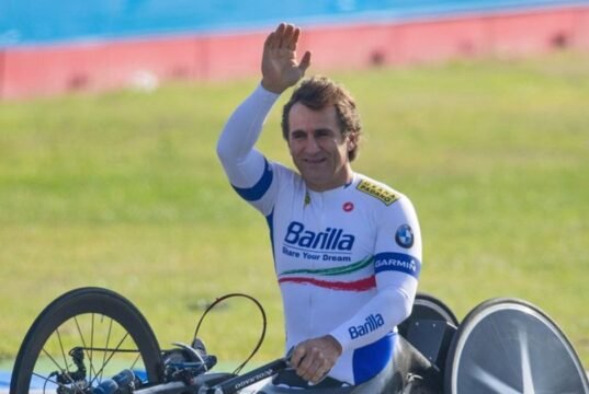 Ex-piloto de F1 e tetracampeão paraolímpico Alex Zanardi morre aos 59 anos