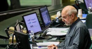 O negociador-chefe do Irão exige que os EUA demonstrem o seu compromisso com o acordo, tomando medidas