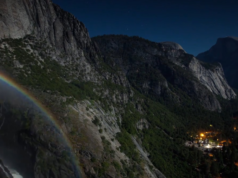Arcos lunares, um fenômeno noturno que ocorre quase todos os anos em Yosemite e é raro de ver