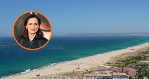 Uma cidade de 1.000 habitantes onde Aitana Sánchez-Gijón passou os verões: praias paradisíacas e um gostinho de poesia azul
