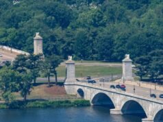 O plano de design proposto por Trump para o Arco de Washington está sendo aprovado por uma importante agência federal
