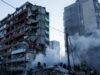 Rússia atinge a Ucrânia pelo terceiro dia consecutivo, desaba prédio em Kyiv e mata 7