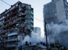 Rússia atinge a Ucrânia pelo terceiro dia consecutivo, desaba prédio em Kyiv e mata 7