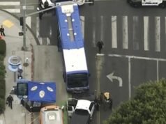 Mulher morre em Santa Mônica após engatinhar em ônibus