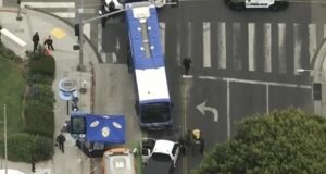 Mulher morre em Santa Mônica após engatinhar em ônibus