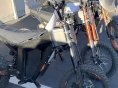 Adolescente SoCal em bicicleta e-dirt lidera carro patrulha de oitocentos metros em busca