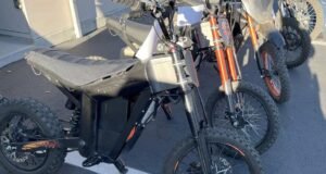 Adolescente SoCal em bicicleta e-dirt lidera carro patrulha de oitocentos metros em busca