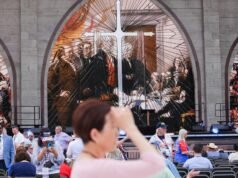 Milhares de pessoas vão ao National Mall para um comício de oração