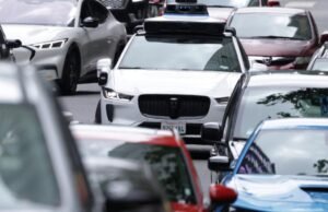 Waymo está fazendo recall de milhares de seus carros sem motorista depois que alguns não conseguiram dirigir em estradas inundadas