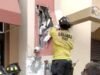 Um suposto ladrão preso em uma parede foi resgatado depois que a polícia de Salinas ouviu seus gritos de socorro enquanto tomava café.