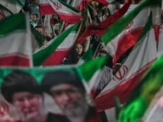 Os EUA disseram ter atingido um navio mercante que tentava romper o bloqueio e ir para o Irã