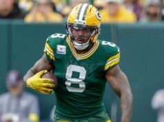 O tight end dos Packers, Josh Jacobs, foi libertado da prisão, mas ainda pode enfrentar acusações