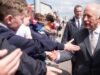 O rei Carlos III atirou em uma gaivota durante uma visita à Irlanda do Norte