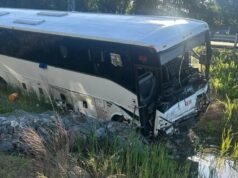 Ônibus bate em carro na Virgínia, matando 5 e ferindo 34, diz a polícia estadual