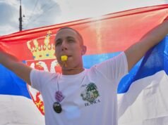 Manifestantes entram em confronto com a polícia após protestos antigovernamentais na capital da Sérvia