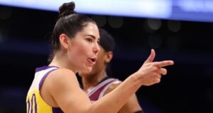 Os Sparks resistiram a um rali tardio do Toronto Tempo, conquistando sua primeira vitória da temporada