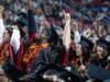 Foto: Gustavo Dudamel, diretor musical do LA Phil, homenageado na cerimônia de formatura da USC em 2026