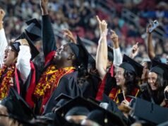 Foto: Gustavo Dudamel, diretor musical do LA Phil, homenageado na cerimônia de formatura da USC em 2026
