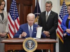 Xavier Becerra enfrenta ataques, alguns injustos, de Washington