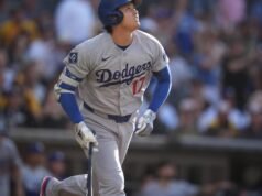 Shohei Ohtani, dos Dodgers, acerta o home run contra os Padres antes de tomar o monte