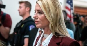 Bondi defende a divulgação dos documentos do caso Epstein pela administração Trump enquanto testemunha perante os legisladores