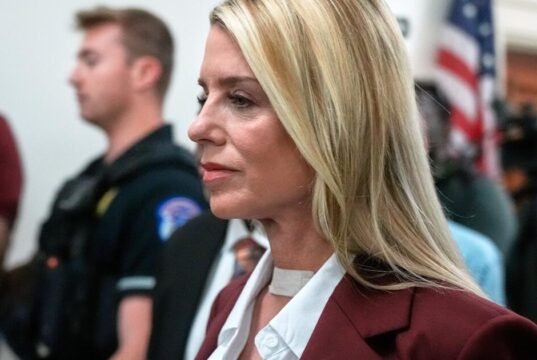 Bondi defende a divulgação dos documentos do caso Epstein pela administração Trump enquanto testemunha perante os legisladores