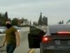 Um motorista de Tesla famoso por um ataque violento no trânsito na Califórnia está preso por outro no Havaí