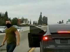 Um motorista de Tesla famoso por um ataque violento no trânsito na Califórnia está preso por outro no Havaí