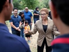 Candidatos a prefeito de Los Angeles buscam voto latino. Baixo precede Raman, Pratt