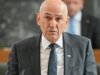 Um político esloveno de direita foi confirmado como primeiro-ministro depois de desertar para o governo liberal