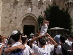 Judeus ultranacionalistas cantam slogans racistas na Cidade Velha de Jerusalém