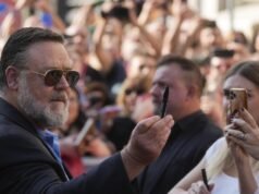 Russell Crowe chama os buscadores de autógrafos de ‘clickbait’