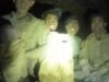 Equipes de resgate evacuam o primeiro dos cinco residentes encontrados presos em uma caverna no Laos; 2 ainda desaparecidos