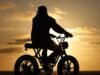 Competição acirrada entre jovens ciclistas de bicicletas elétricas em Huntington Beach