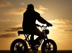 Competição acirrada entre jovens ciclistas de bicicletas elétricas em Huntington Beach
