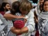 Ativistas da flotilha descrevem espancamentos, tasers e tortura por parte das forças israelenses