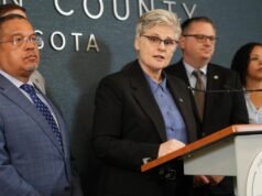 Condado de Minnesota acusa oficial do ICE de tiroteio fatal durante a repressão à imigração de Trump