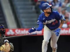 Os Dodgers contam com três home runs e oito arremessadores para vencer os Angels