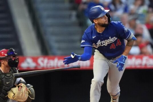 Os Dodgers contam com três home runs e oito arremessadores para vencer os Angels