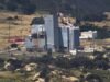 Um incêndio na areia queimou perto de um antigo local de testes nucleares; funcionários monitoram o ar