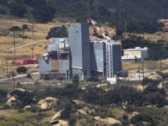 Um incêndio na areia queimou perto de um antigo local de testes nucleares; funcionários monitoram o ar