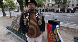 Um suspeito do assassinato de um artista russo crítico de Putin foi preso na Polônia