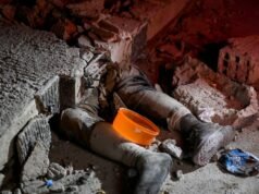 Após as primeiras 24 horas do segundo terremoto que atingiu o país caribenho, familiares foram a hospitais, abrigos e clínicas em busca de respostas.