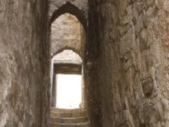 A rua mais estreita da Catalunha: 57 centímetros, relacionada com a presença de judeus na cidade e um testemunho do passado medieval