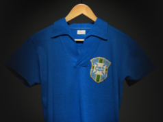 Camisa histórica de Pelé na final de 1958 é revelada e leiloada em Nova York