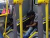 O momento em que um homem tentou roubar chapas de alumínio de um ônibus Transmilenio foi capturado em vídeo