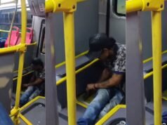 O momento em que um homem tentou roubar chapas de alumínio de um ônibus Transmilenio foi capturado em vídeo