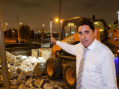 Carlos Álvarez levanta a voz pelos comediantes da Alameda Chabuca Granda após a destruição do anfiteatro